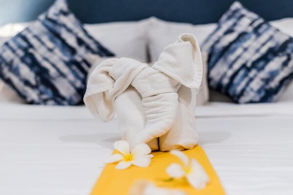 Minibar, in-room safe, individually decorated, individually furnished - Surf & Sand Resort (Hua Hin)