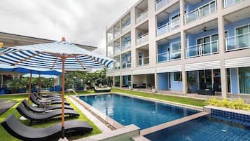 AuĂenpool, LiegestĂŒhle