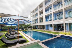 Outdoor pool, sun loungers - Surf & Sand Resort (Hua Hin)