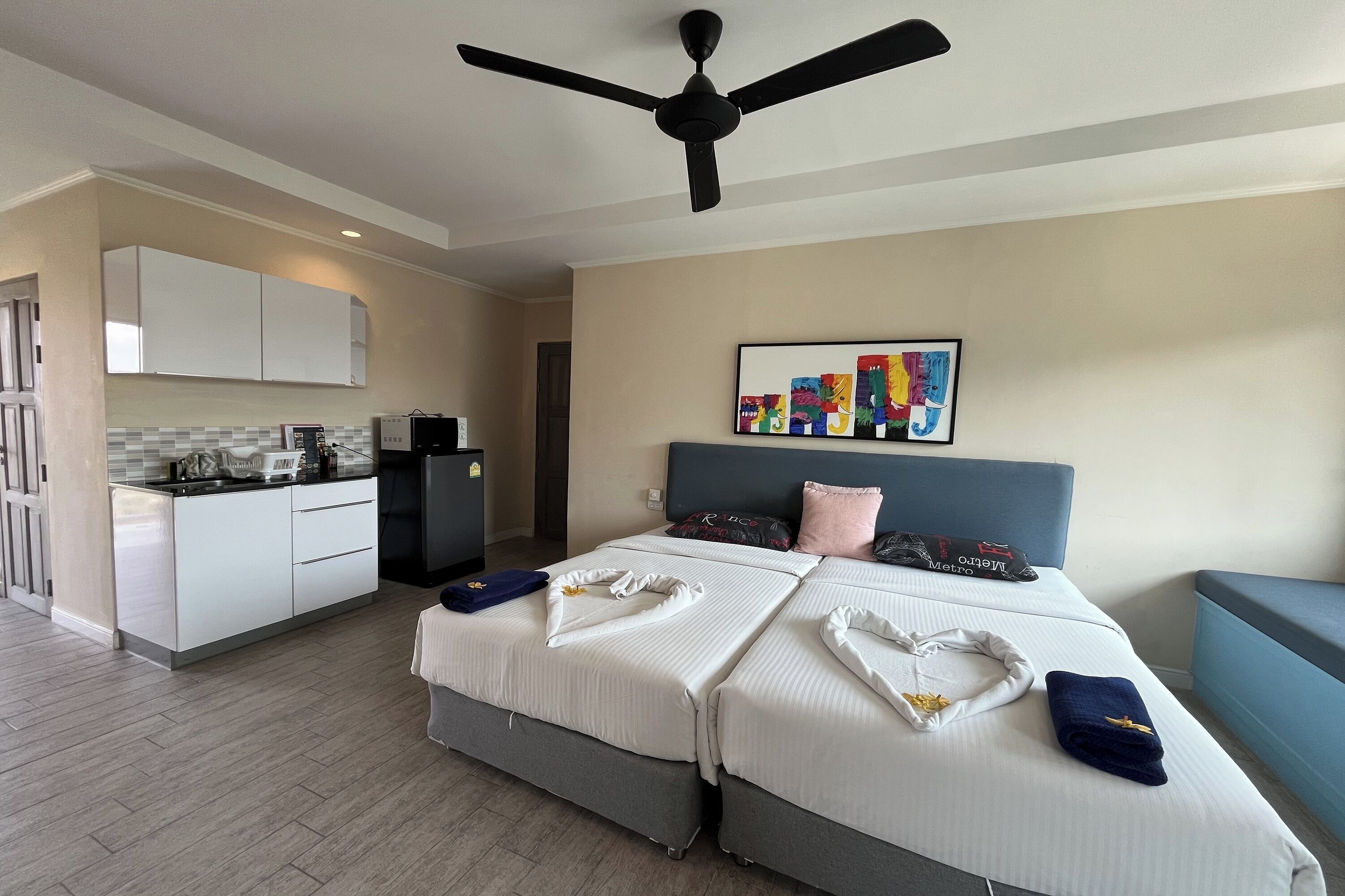 Deluxe Studio | Minibar, in-room safe, individually decorated, individually furnished