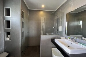 Shower, rainfall showerhead, free toiletries, hair dryer - Surf & Sand Resort (Hua Hin)