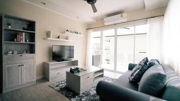 家庭公寓, 1 間臥室, 泳池景 | 客廳 | 40 吋平面電視連有線電視頻道、電視