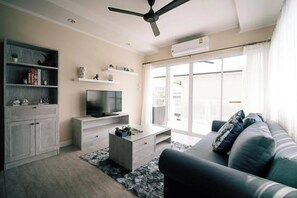 Family Apartment, 1 Bedroom, Pool View | Living room