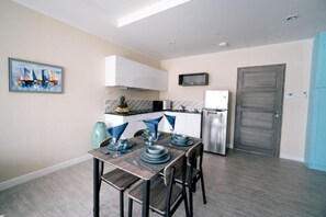 Family Apartment, Pool View | In-room dining
