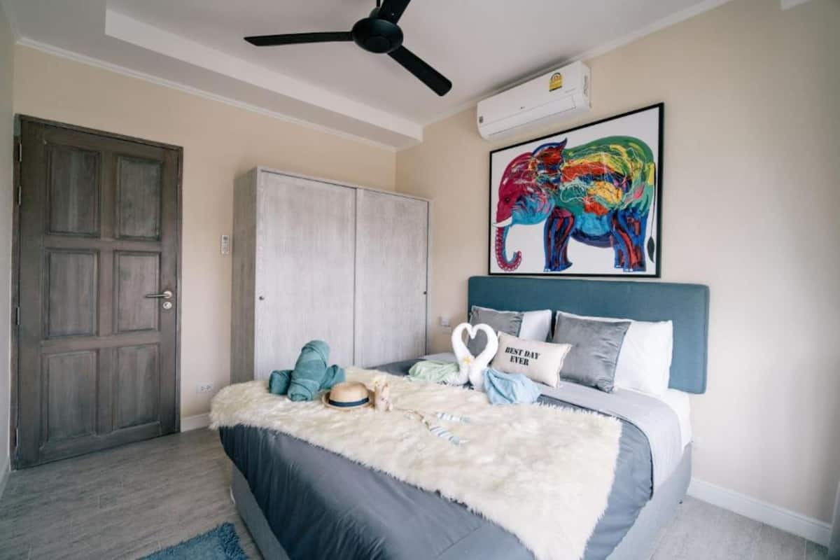 Appartamento familiare, vista piscina | Minibar, una cassaforte in camera, con stile personalizzato