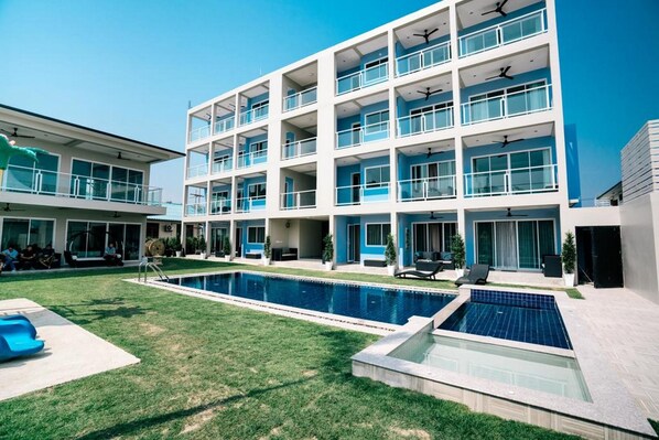 Outdoor pool, sun loungers - Surf & Sand Resort (Hua Hin)