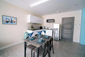 Departamento familiar, 1 habitación, vista a la alberca | Servicios de la habitación