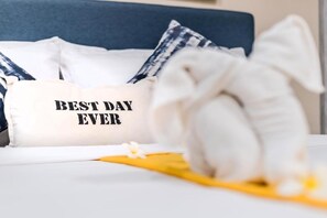 Minibar, in-room safe, individually decorated, individually furnished - Surf & Sand Resort (Hua Hin)