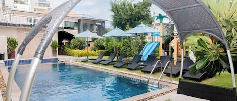 Piscine extérieure, chaises longues