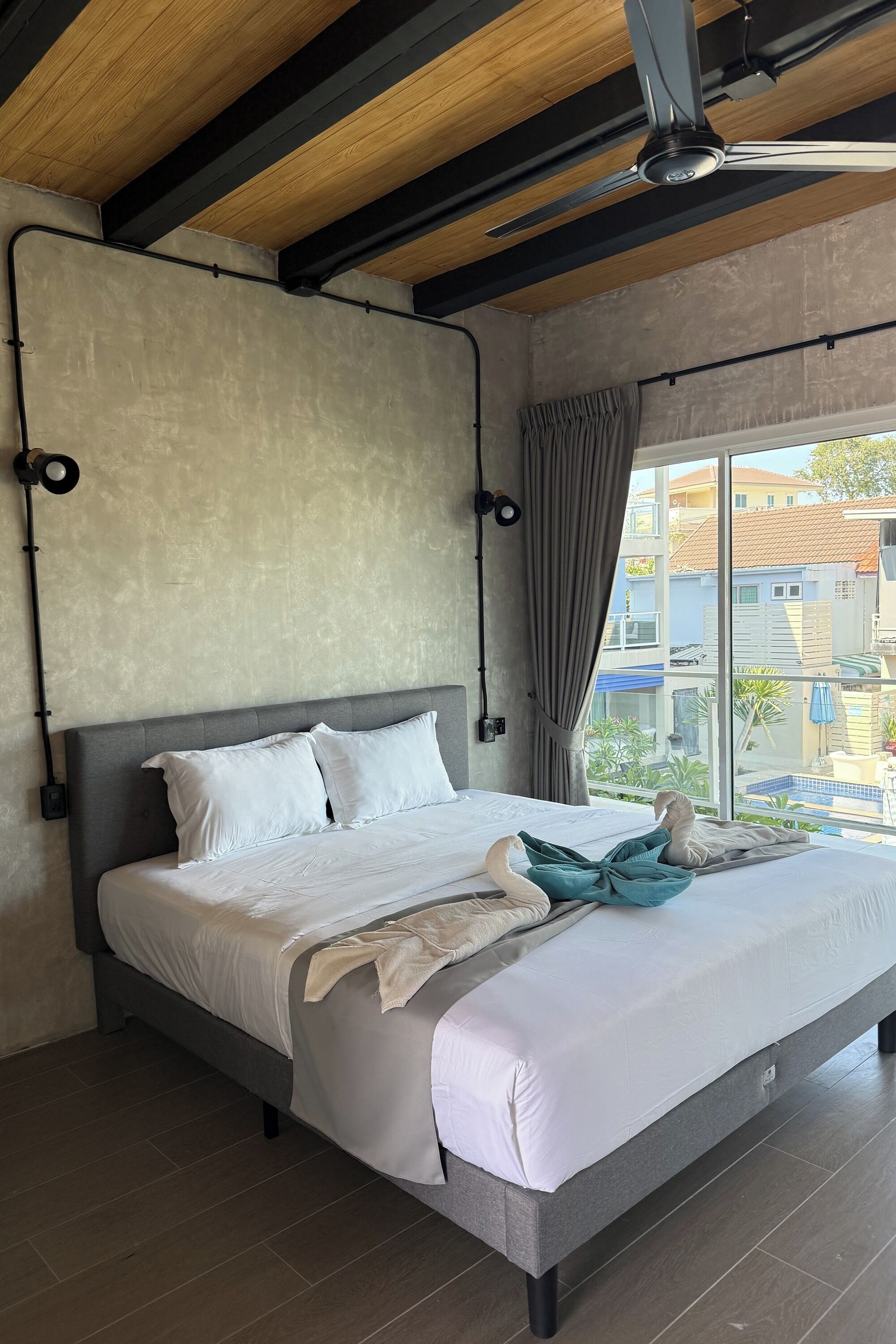 Deluxe Room | Minibar, in-room safe, individually decorated, individually furnished