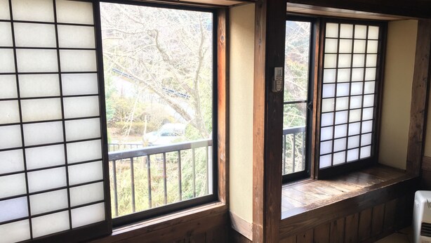 A traditional Japanese room with tatami flooring, sliding shoji doors, and a wooden balcony. - Sujiyu Onsen Daikokuya (Kokonoe)