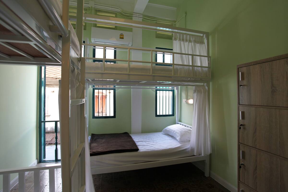 Bed in 4-Bed Female Dormitory | Tabla de planchar con plancha y wifi gratis
