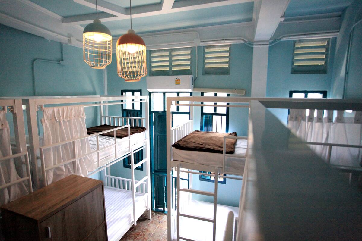 Bed in 8-Bed Mixed Dormitory | Fer et planche à repasser, accès au Wi-Fi (inclus)