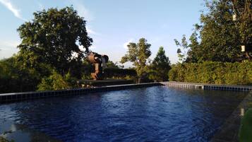 Kolam renang outdoor, dengan payung kolam renang dan kursi berjemur