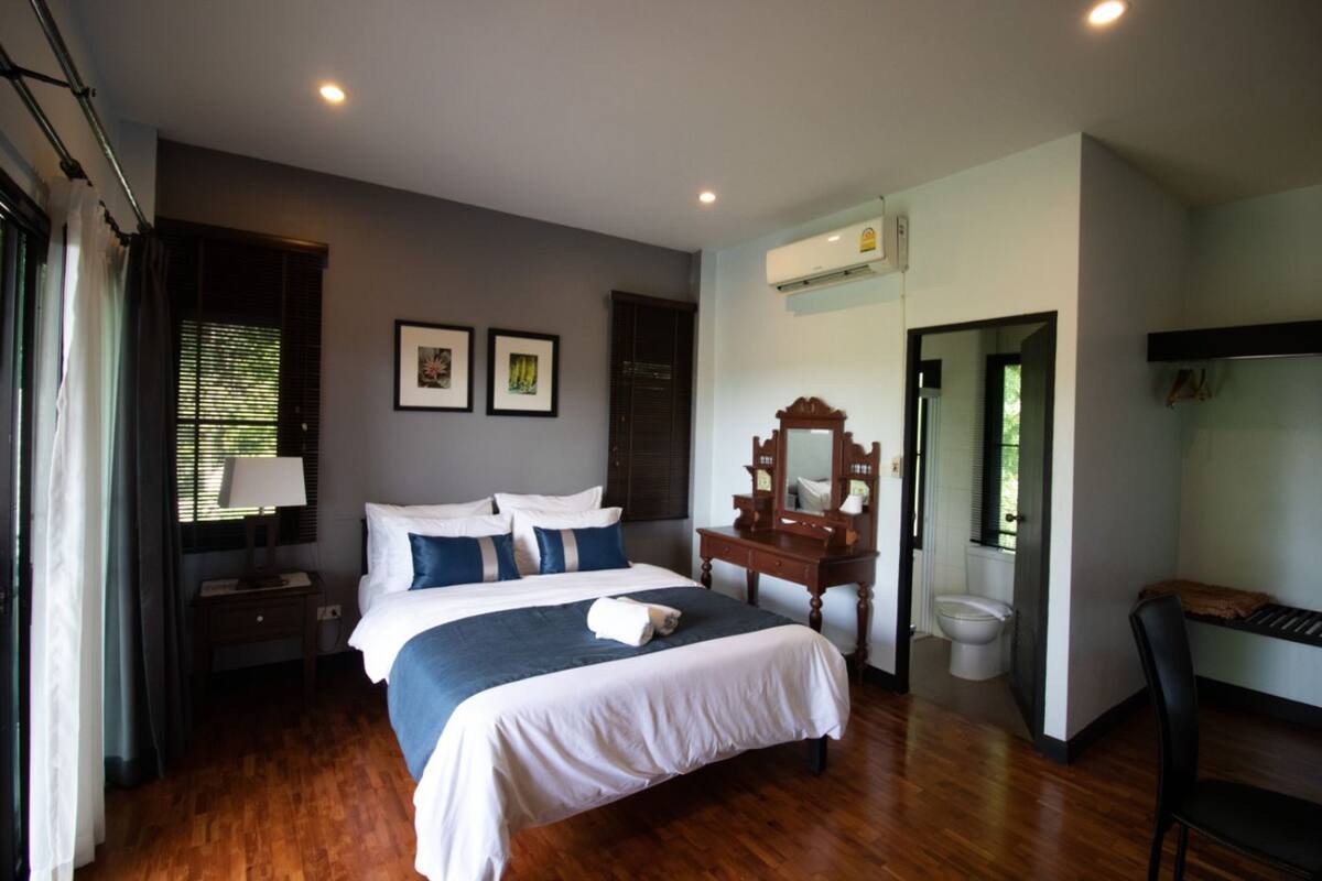 Egyptian cotton sheets, premium bedding, blackout drapes, free WiFi