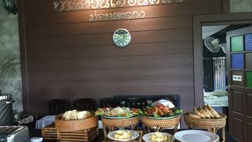 Desayuno buffet todos los días (con cargo)