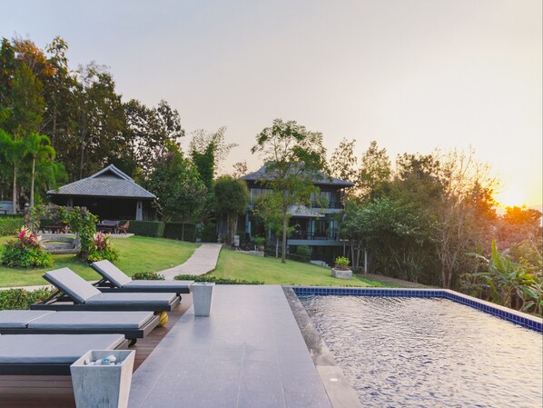 Outdoor pool, pool umbrellas, sun loungers - Baansuan Huansil Resort (Chiang Mai)