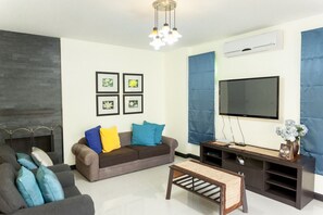 32-tums platt-tv med kabelkanaler och tv