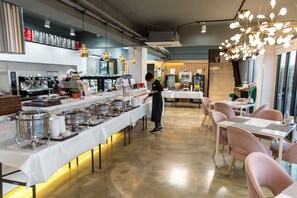 朝食 (ビュッフェ)、毎日提供 ( 無料)