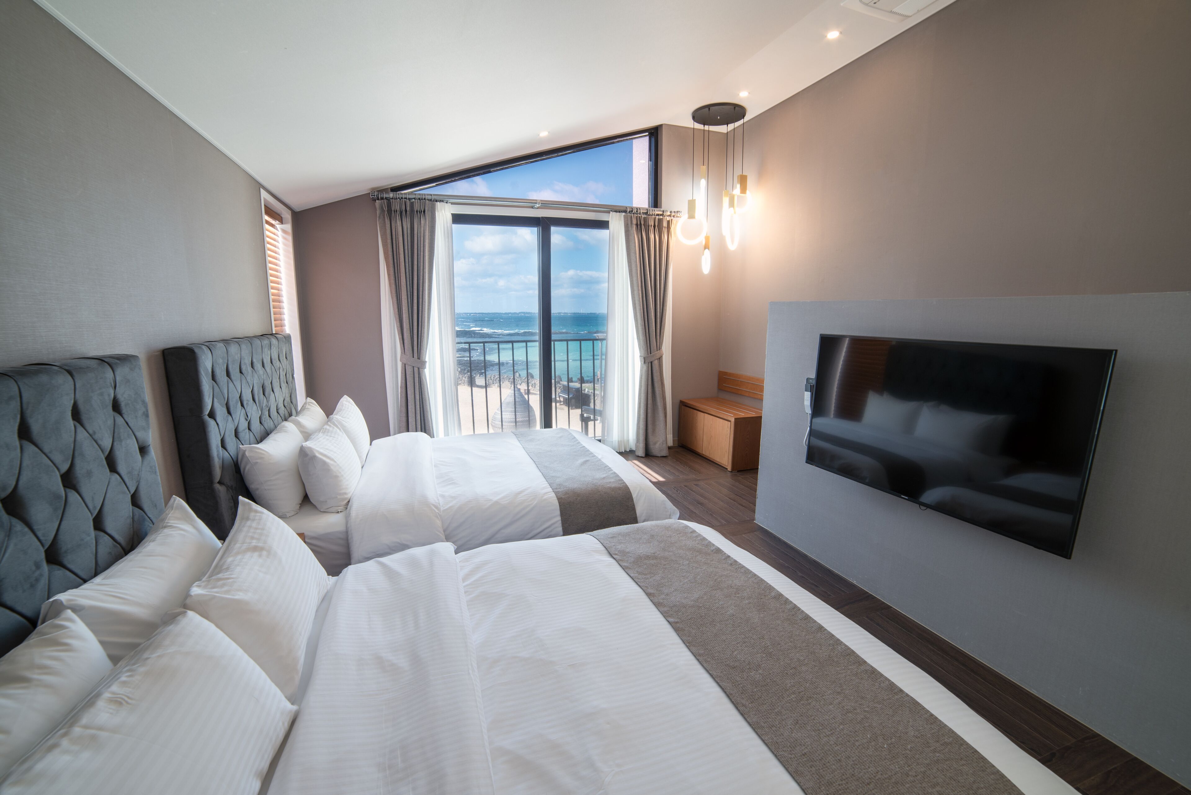 Habitació prèmium, vistes al mar, zona enjardinada | Roba de llit d&#x27;alta qualitat i cobrellits 