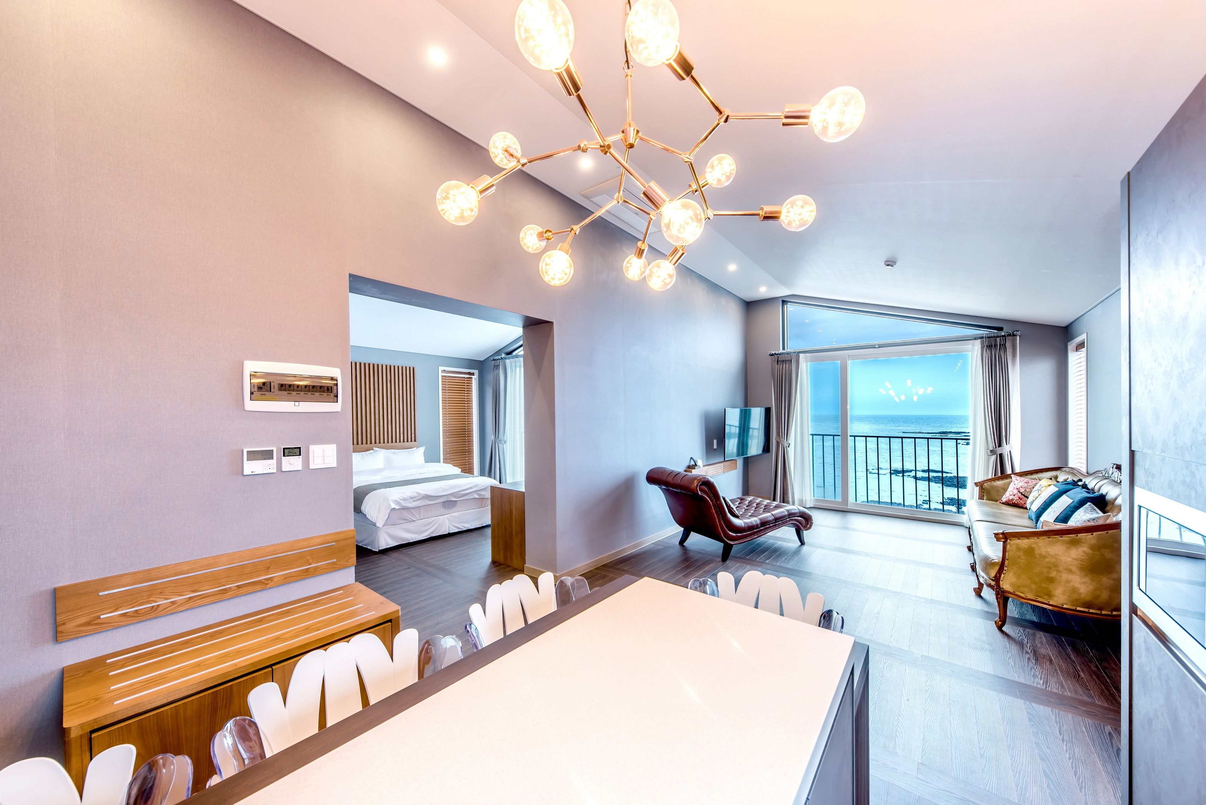 Suite | Living area | 55-inch flat-screen TV with cable channels, TV