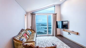 Suite | Living area | 55-inch flat-screen TV with cable channels, TV