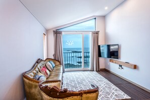 套房 | 起居區 | 55-吋平面電視、有線頻道、電視