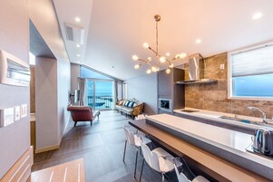 Suite | Living area | 55-inch flat-screen TV with cable channels, TV