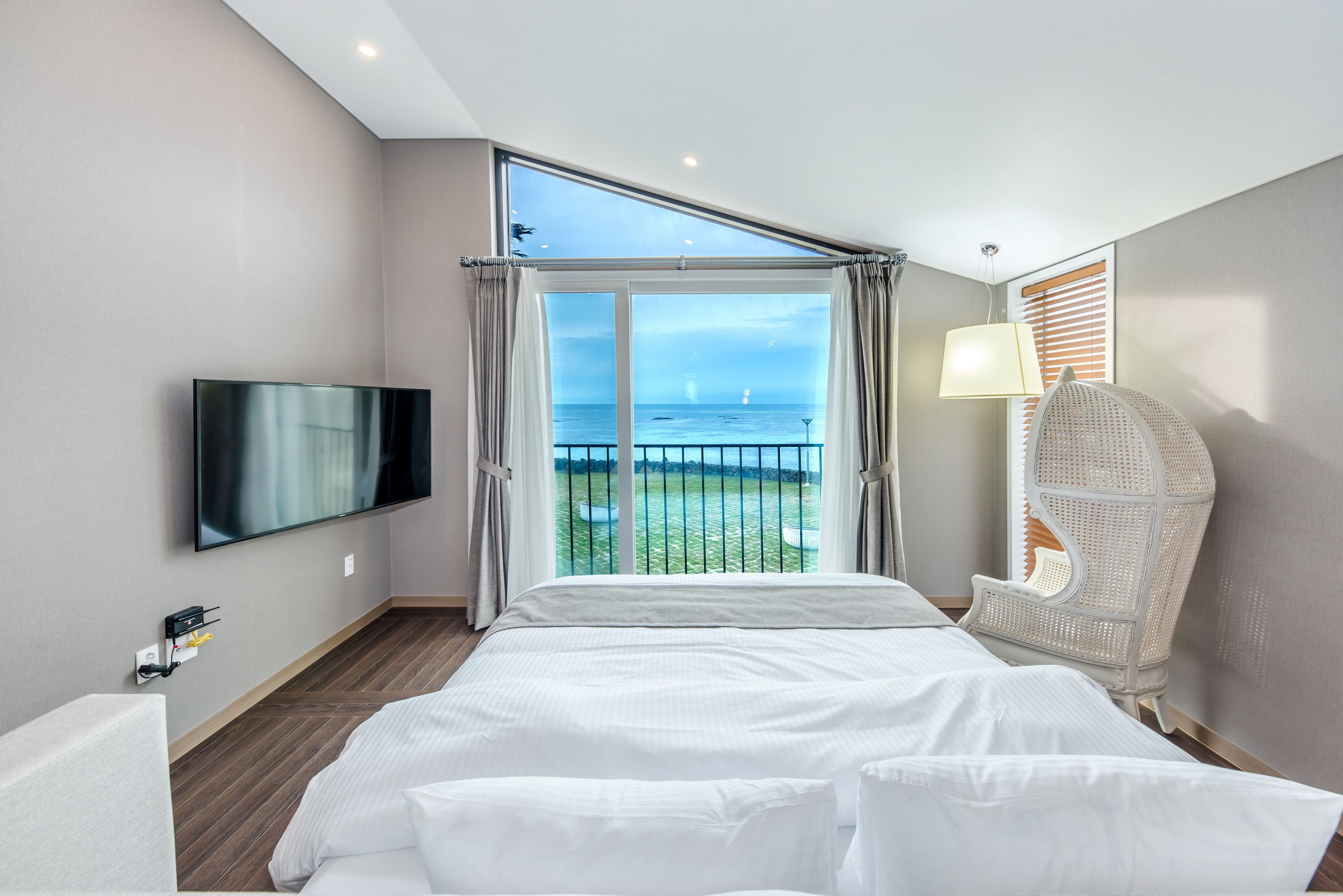 Standard Ocean View, 1 King Bed | Ylelliset vuodevaatteet, untuvapeitot, memory foam -patjalliset sängyt