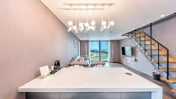 Chambre Premium, 2 grands lits | Coin cuisine privé | Réfrigérateur, micro-ondes dans l'espace commun, cafetière/bouilloire