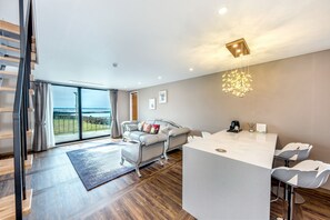 Premium-huone, 2 keskisuurta parisänkyä | Oleskelualue | 55–tuumainen taulutelevisio, jossa kaapelikanavat