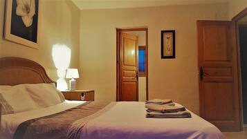 3 chambres, coffres-forts dans les chambres, fer et planche à repasser