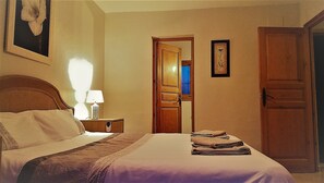 3 chambres, coffres-forts dans les chambres, fer et planche Ă repasser