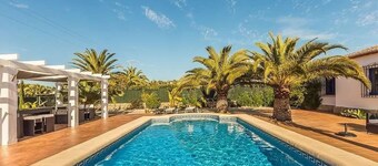 Voll klimatisierte Villa mit beheiztem Pool inmitten großer angelegter Gärten