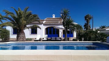 Una piscina al aire libre, una piscina climatizada