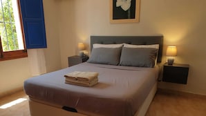3 bedrooms, in-room safe, iron/ironing board, WiFi (free) - Fully Air Conditioned Villa With Heated Pool Set In Large Landscaped Gardens (Alicante)