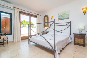 4 bedrooms, iron/ironing board, free WiFi, bed sheets
