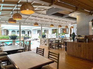 2 restaurantes; se sirven desayunos, almuerzos y cenas