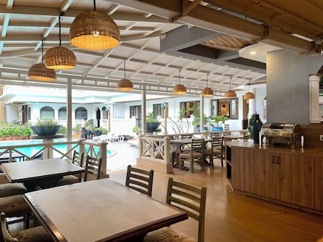 2 Restaurants; Frühstück, Mittagessen und Abendessen werden serviert. Ziva Suites - A Boutique Hotel
