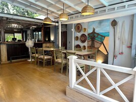 2 restaurantes; se sirve desayuno, almuerzo y cena; cocina india