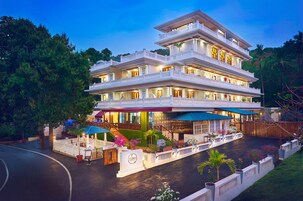 Fachada de la propiedad por la tarde o noche