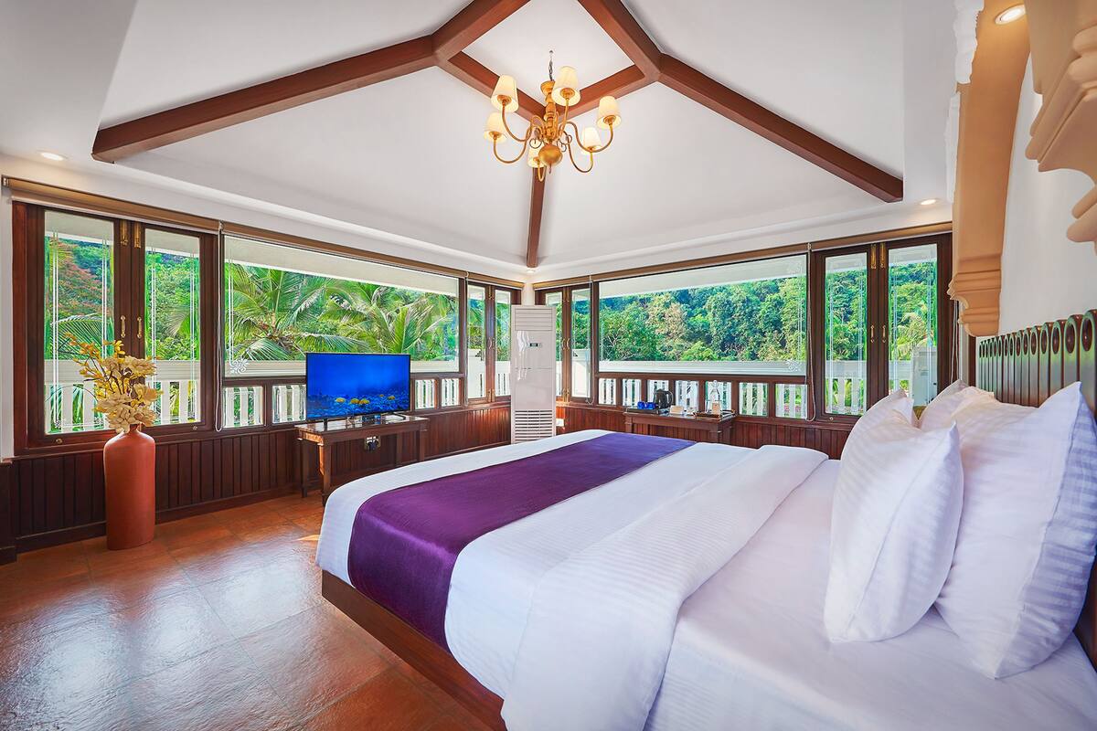 Luxury Rooftop, 1 King Bed, Jetted Tub | 1 ห้องนอน, เตียงพร้อมฟูกเสริมที่นอน, พื้นที่ทำงานแบบใช้แล็ปท็อป