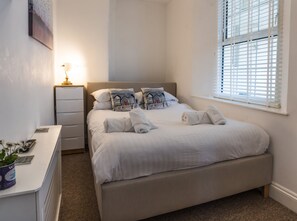 1 slaapkamer, een strijkplank/strijkijzer, internet, beddengoed