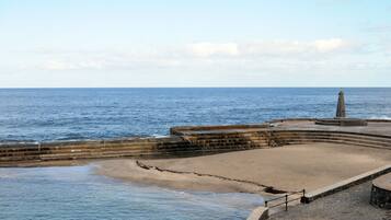 Plage à proximité, chaises longues, serviettes de plage