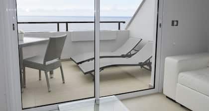 Kattohuoneisto Bajamarissa