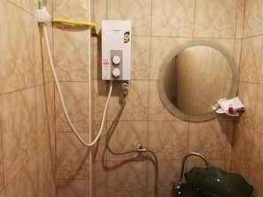 Standardzimmer | Badezimmer | Dusche, kostenlose Toilettenartikel, Handtücher