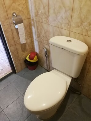 Standardzimmer | Badezimmer | Dusche, kostenlose Toilettenartikel, Handtücher