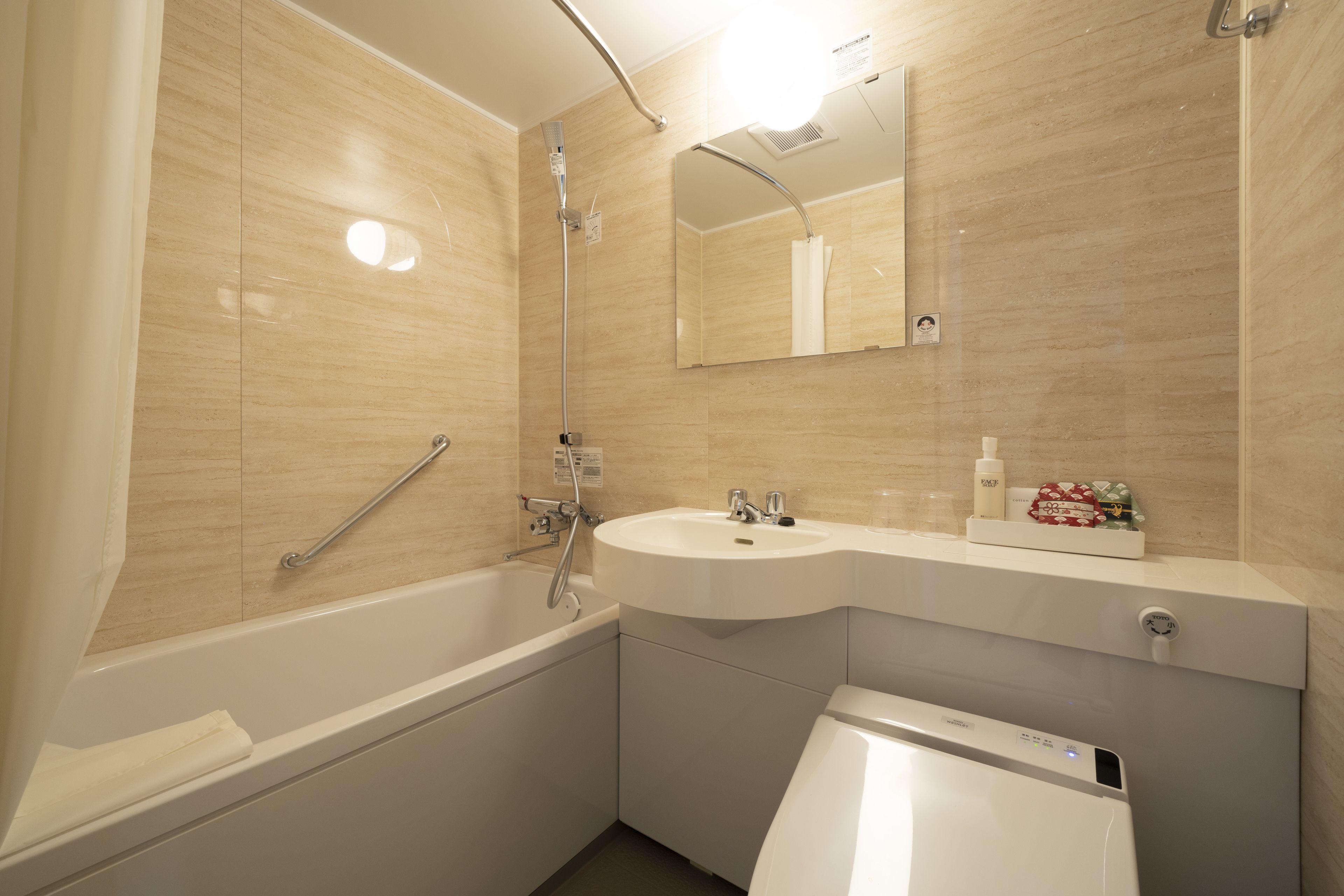 combined shower/bathtub, deep-soaking bathtub, free toiletries