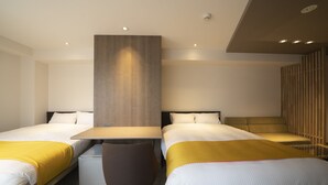 A hotel room with two beds, a small table, a chair, and a wooden partition. - Terrace Kiyomizu Kyoto (Kyoto)