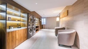 A modern bathroom with a freestanding bathtub, a washing machine, and a vanity with a mirror. - Homeinn Plus Hotel (Xi'an Gaoxin South Second Ring Fengqing Park Subway Station) (Xi'an)